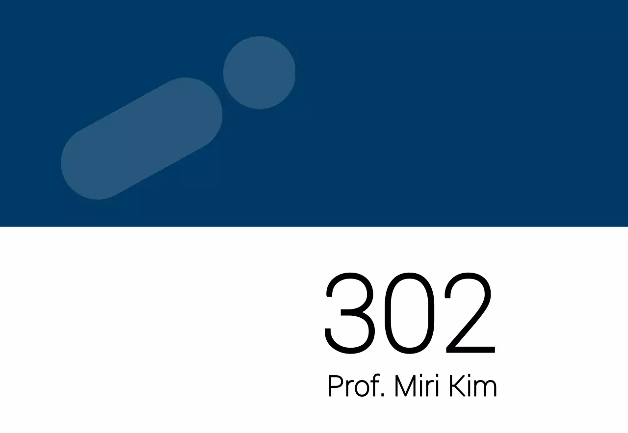 青と黒のシンプルな図形がポイントの大学教室名のご案内