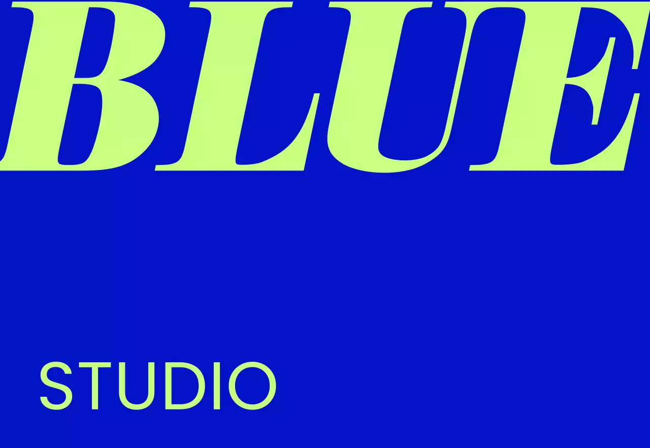 Enseigne de magasin simple avec texte Blue Studio bleu et blanc sur fond monochrome.