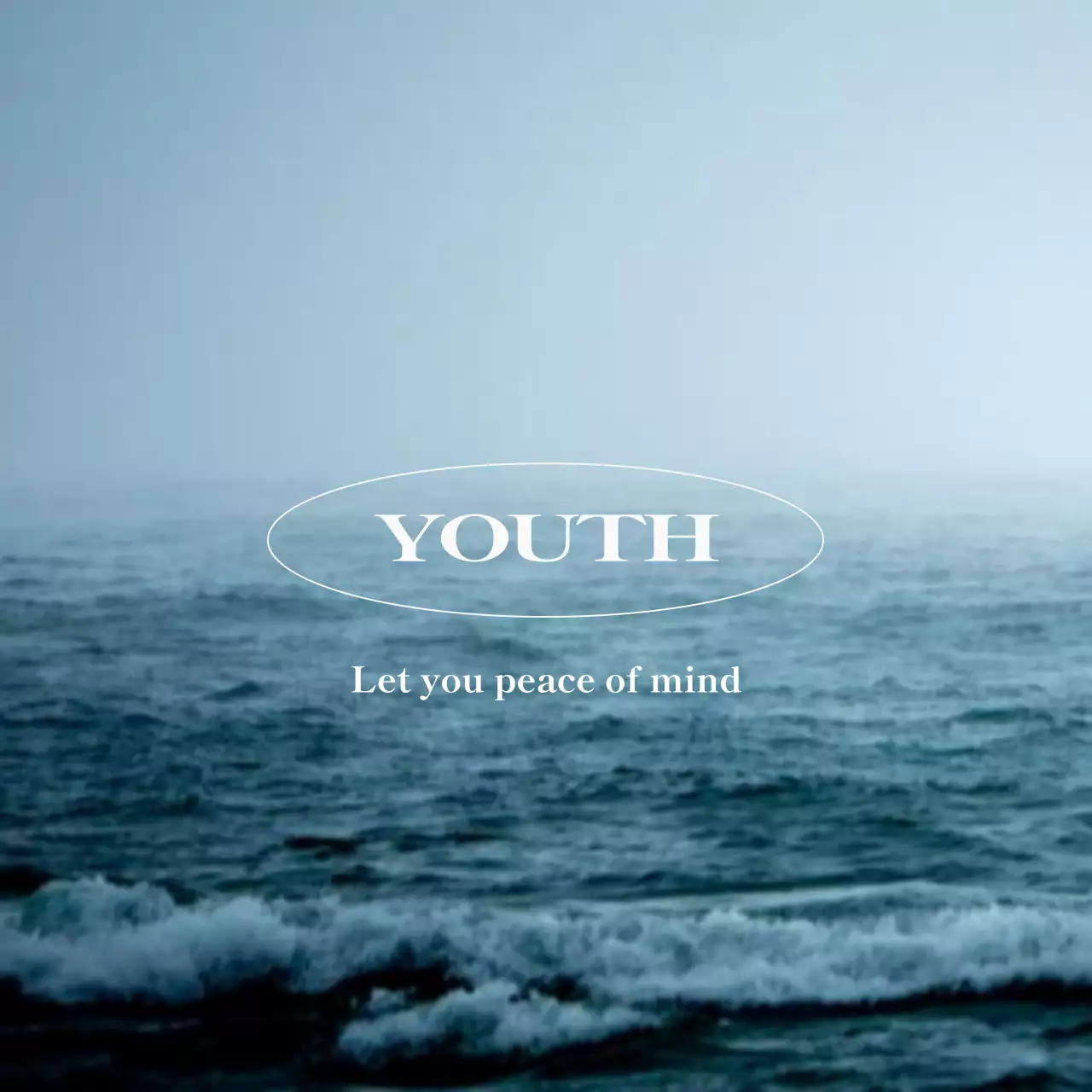 Merchandise yang menampilkan foto laut yang biru, tenang, dan tenang serta kata-kata dalam bahasa Inggris yang sentimental