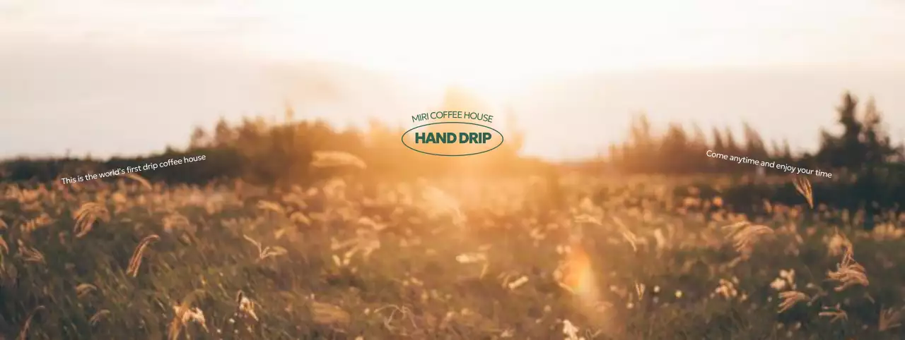 秋の雰囲気の葦原と夕日を背景にした温かみのあるカフェ。