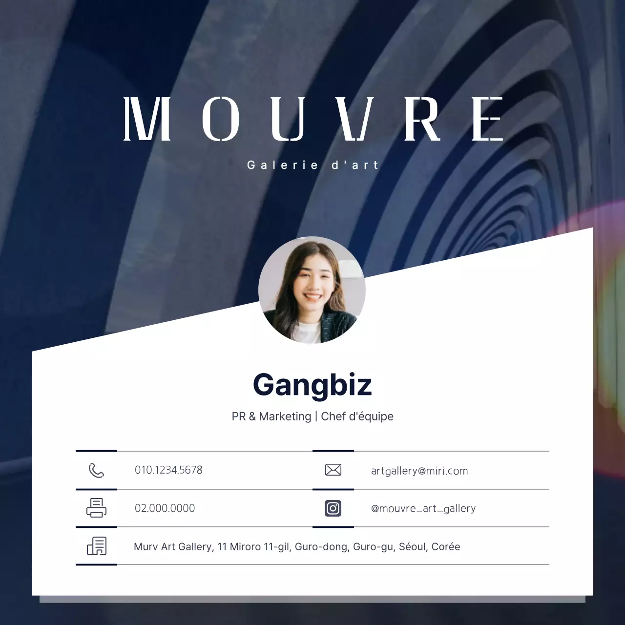 Carte de visite d'un concept simple de profil mobile en bleu marine foncé et blanc