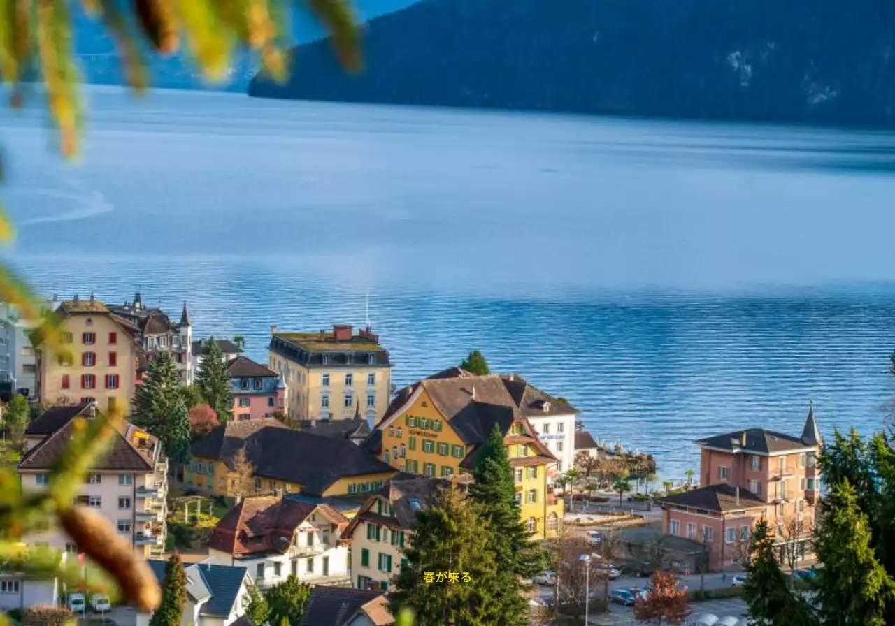 緑と黄色の情緒的で爽やかな湖と村の通称背景写真スタイルのパーソナルグッズ