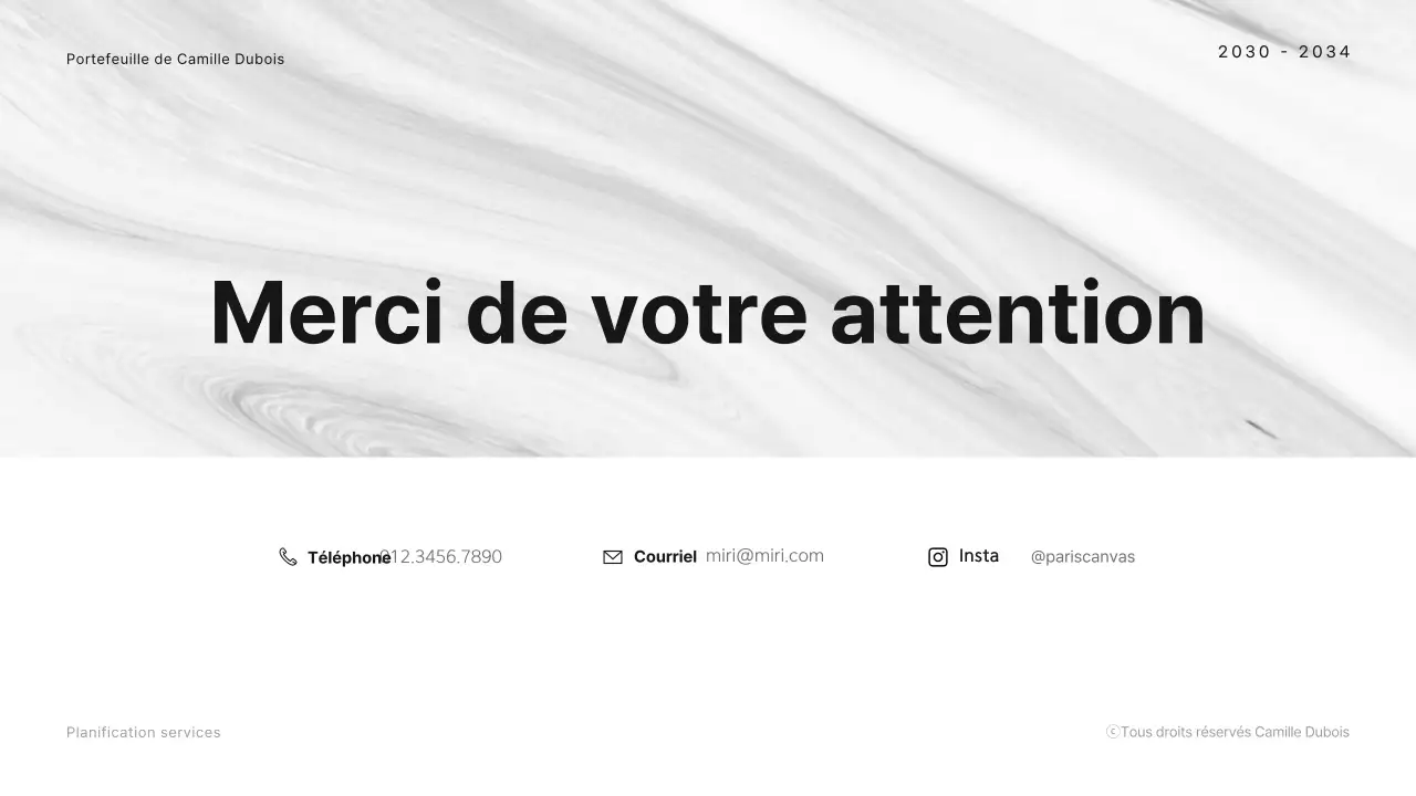 Portfolio simple d'un étudiant en blanc et noir