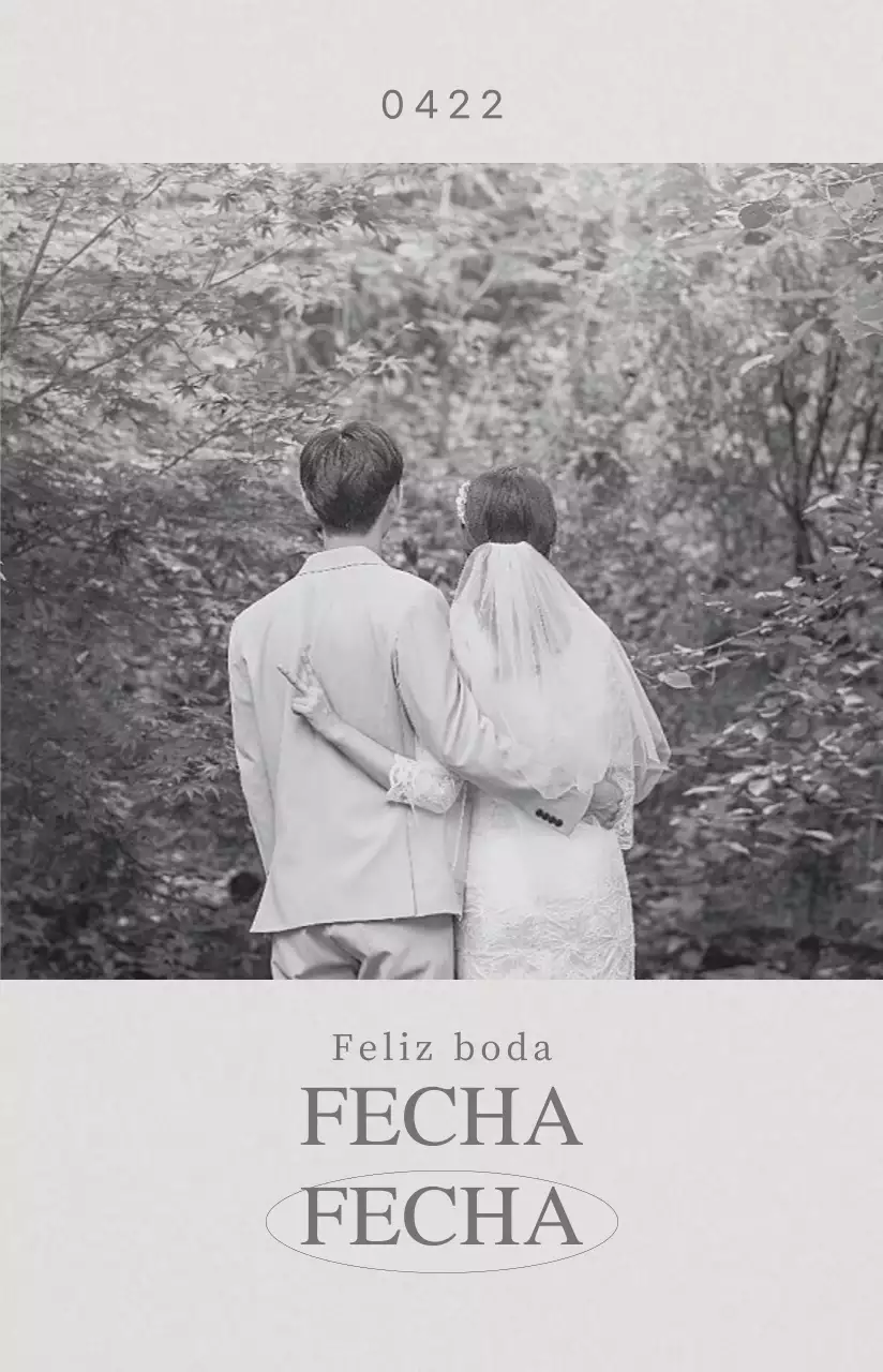 Una invitación de boda estilo tarjeta fotográfica con una foto de boda en blanco y negro de lo más relajante