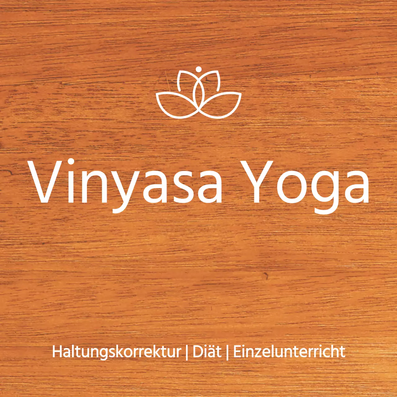 Eine einfache Holztafel mit Text über die Yogaschule und einer Illustration des Logos.