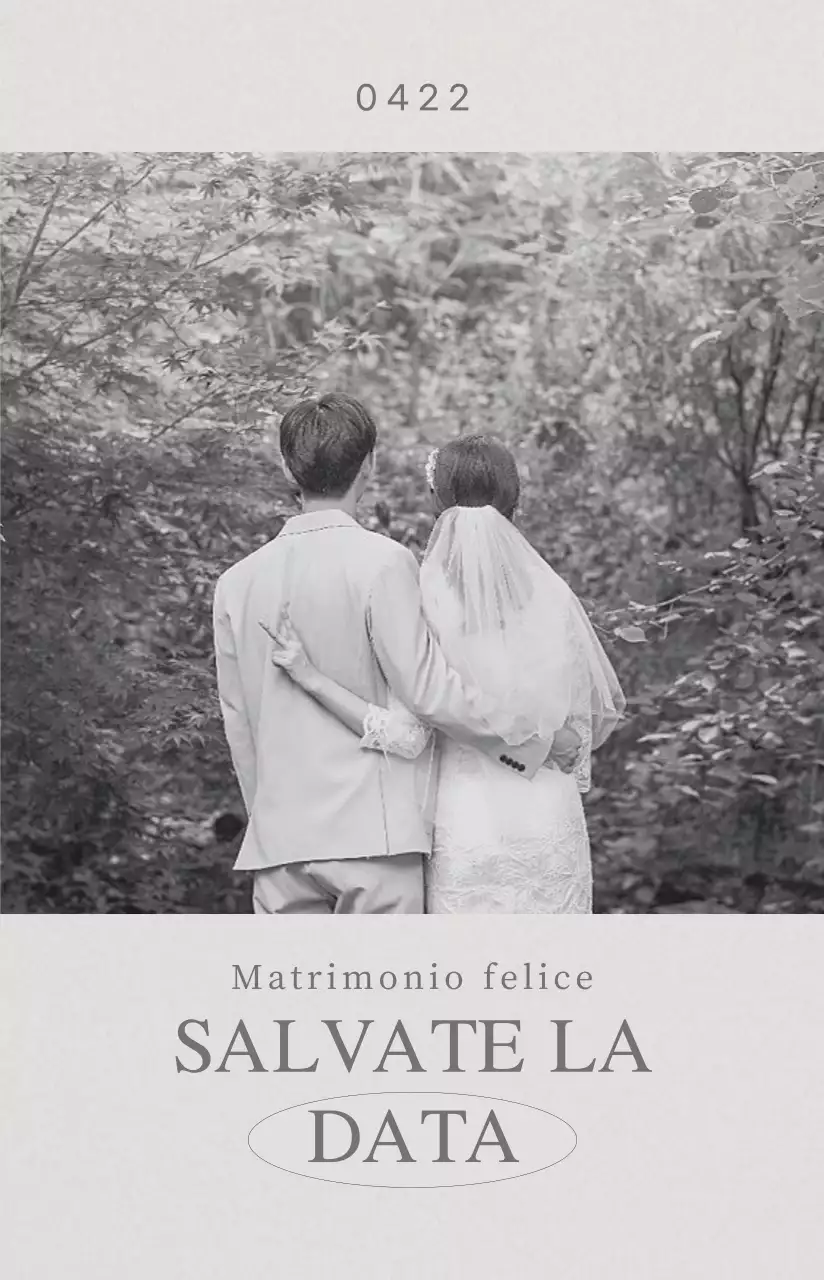 Una partecipazione di nozze in stile cartolina fotografica con una foto di nozze in bianco e nero, che mette in risalto la tranquillità del matrimonio.