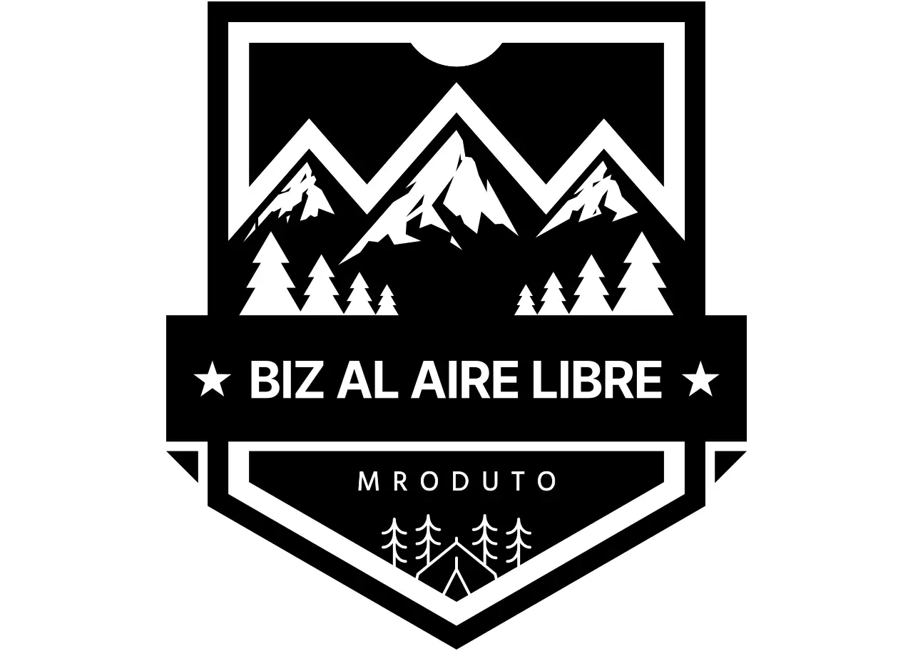 Concepto sencillo de logotipo de camping al aire libre en blanco y negro