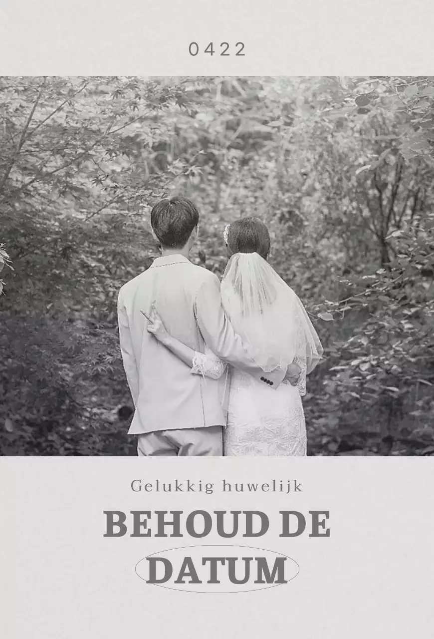 Een ingetogen huwelijksuitnodiging met zwart-wit trouwfotografie