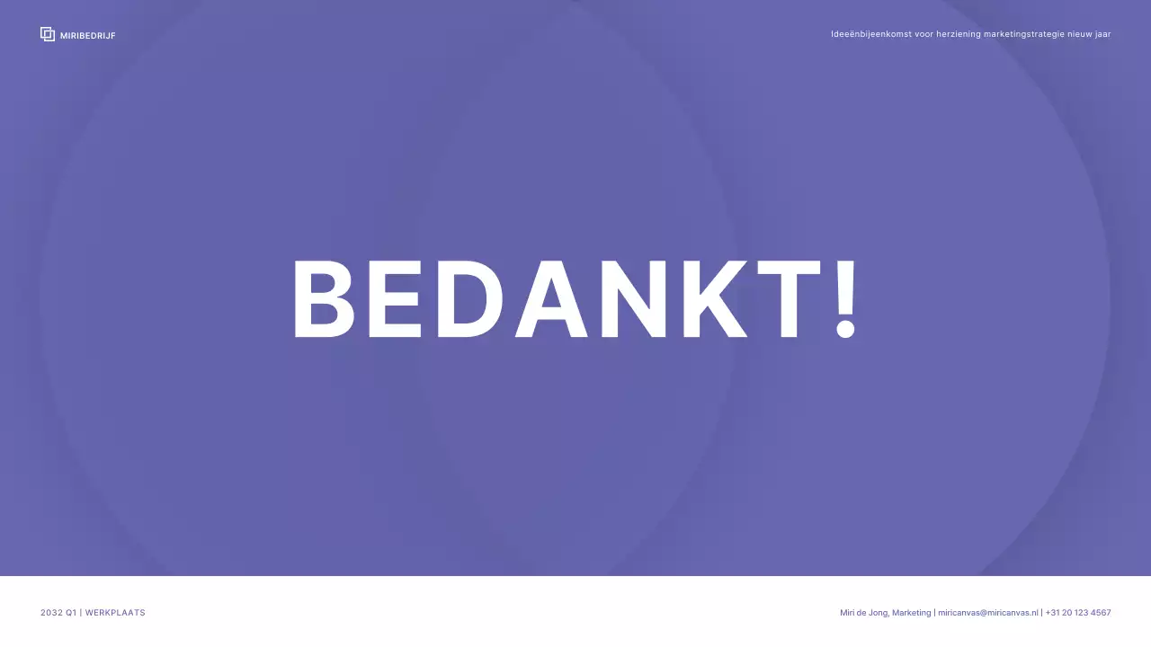 Bedrijfswerkplaats met een strak kleurenschema in bessenpontkleuren