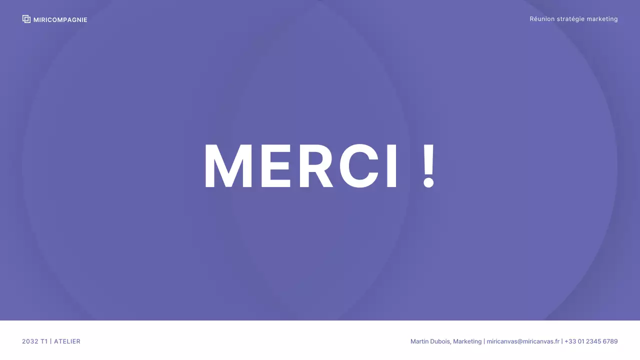 Atelier d'entreprise avec un schéma de couleurs nettes dans les tons baies et ferry