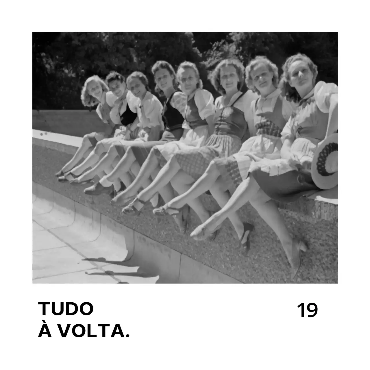 Mercadoria com fotografias vintage a preto e branco e texto em inglês
