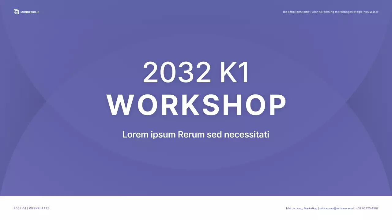 Bedrijfswerkplaats met een strak kleurenschema in bessenpontkleuren