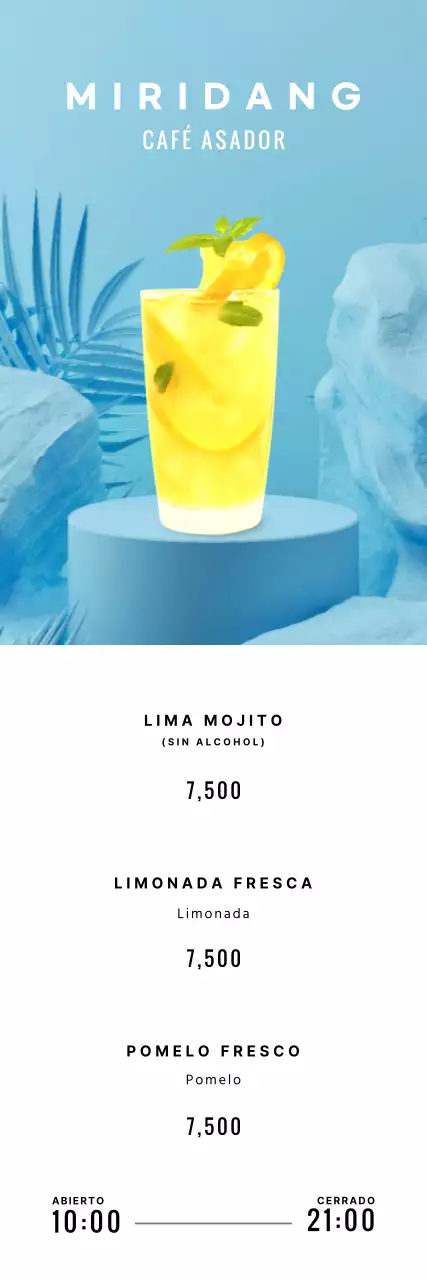 Bebidas veraniegas sobre fondo azul tropical