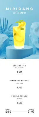 Bebidas veraniegas sobre fondo azul tropical