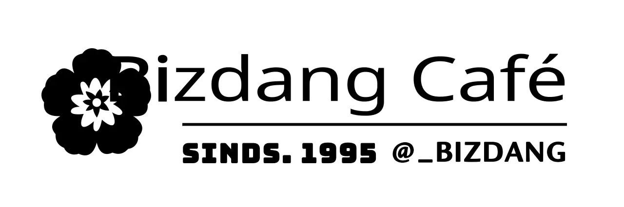 Cafe merchandise met een zwart, bloemig logo en de naam van het café.