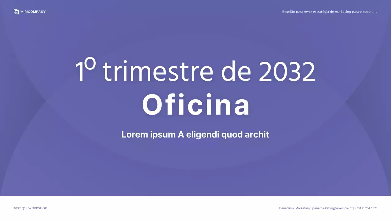 Oficina da empresa com um esquema de cores simples em tons de baga