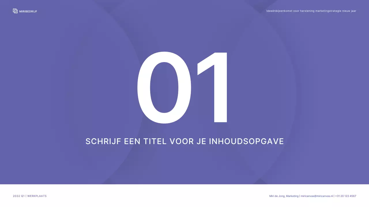 Bedrijfswerkplaats met een strak kleurenschema in bessenpontkleuren