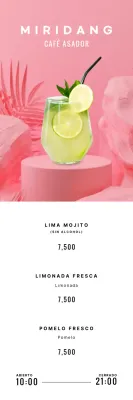 Bebidas veraniegas sobre fondo rosa tropical