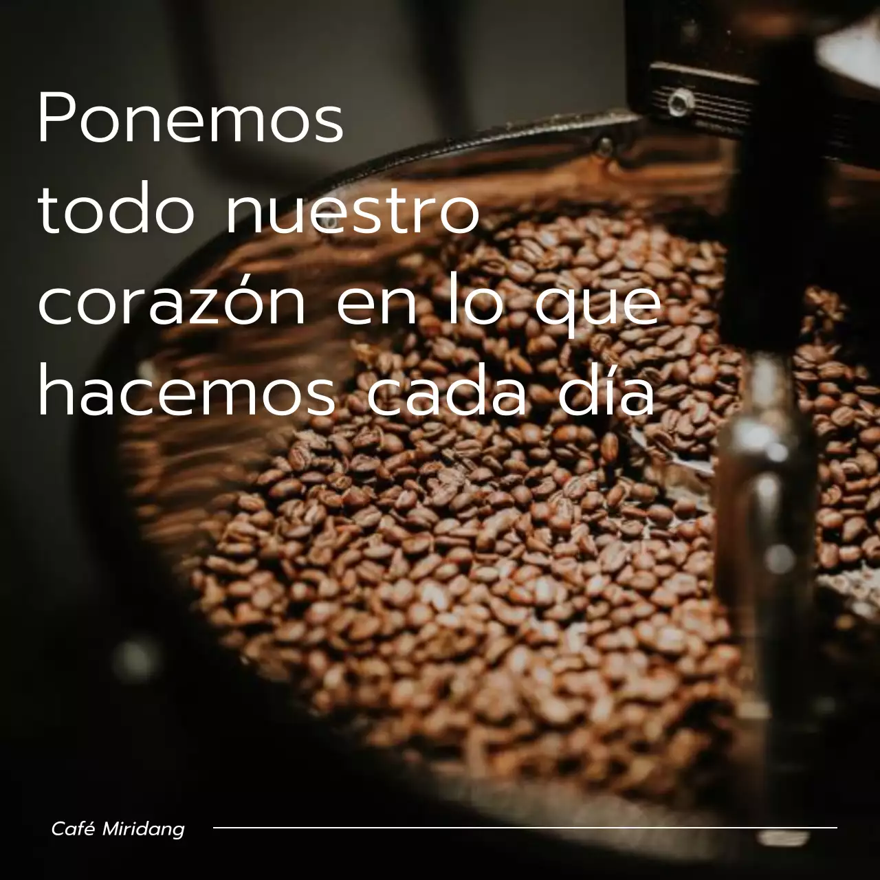 Paquete de café minimalista en blanco y negro