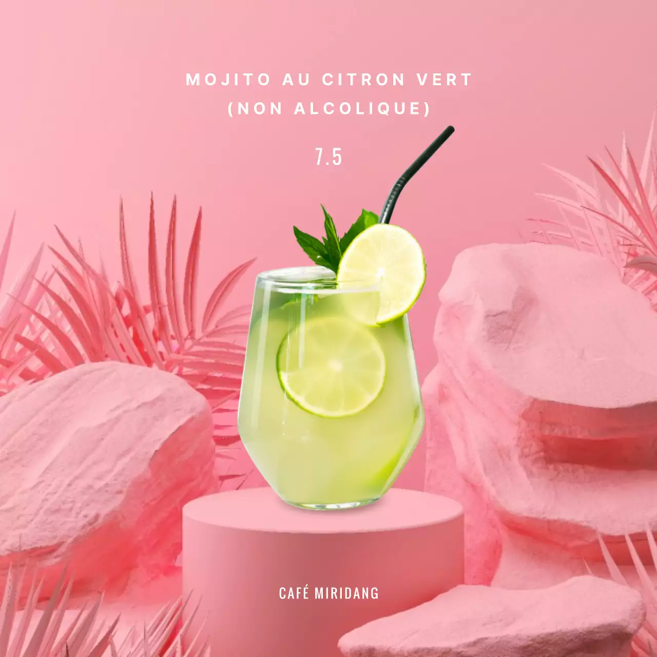 Boissons d'été sur un fond tropical rose