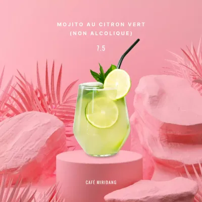 Boissons d'été sur un fond tropical rose