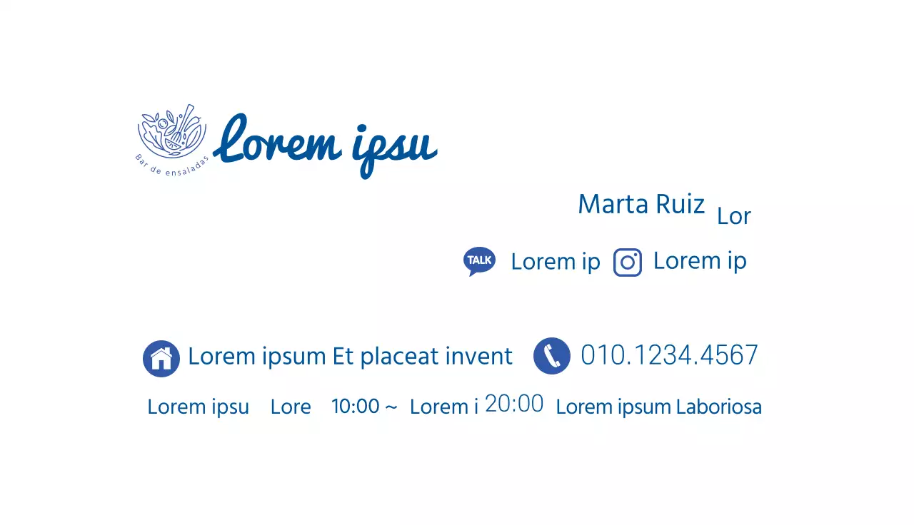 Ensalada de restaurante destacada en la foto azul