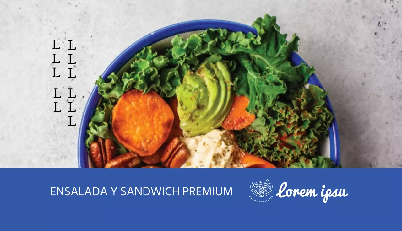 Ensalada de restaurante destacada en la foto azul