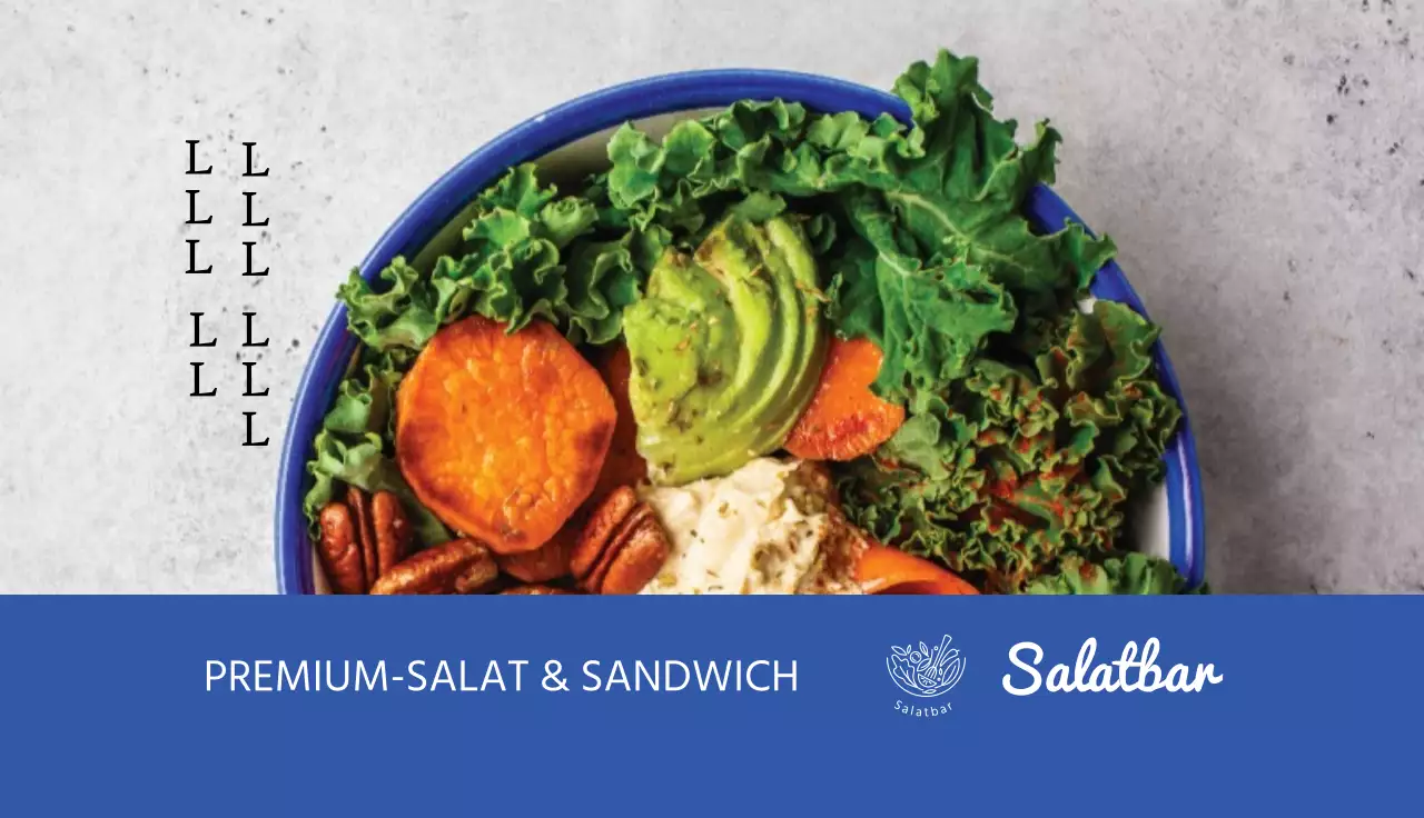 Sauberer Restaurant-Salat in blauem Foto hervorgehoben