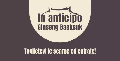 Balsamo marrone con un cartello che invita a togliersi le scarpe.