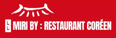 Une combinaison de symboles typographiques traditionnels noirs et rouges, un logo et un sceau pour le personnel et les clients d'un restaurant coréen.