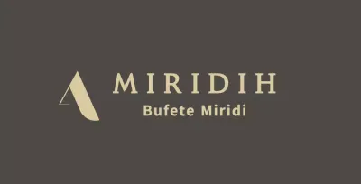 Una balsa marrón de aspecto elegante y caro con el logotipo y el nombre de su bufete.