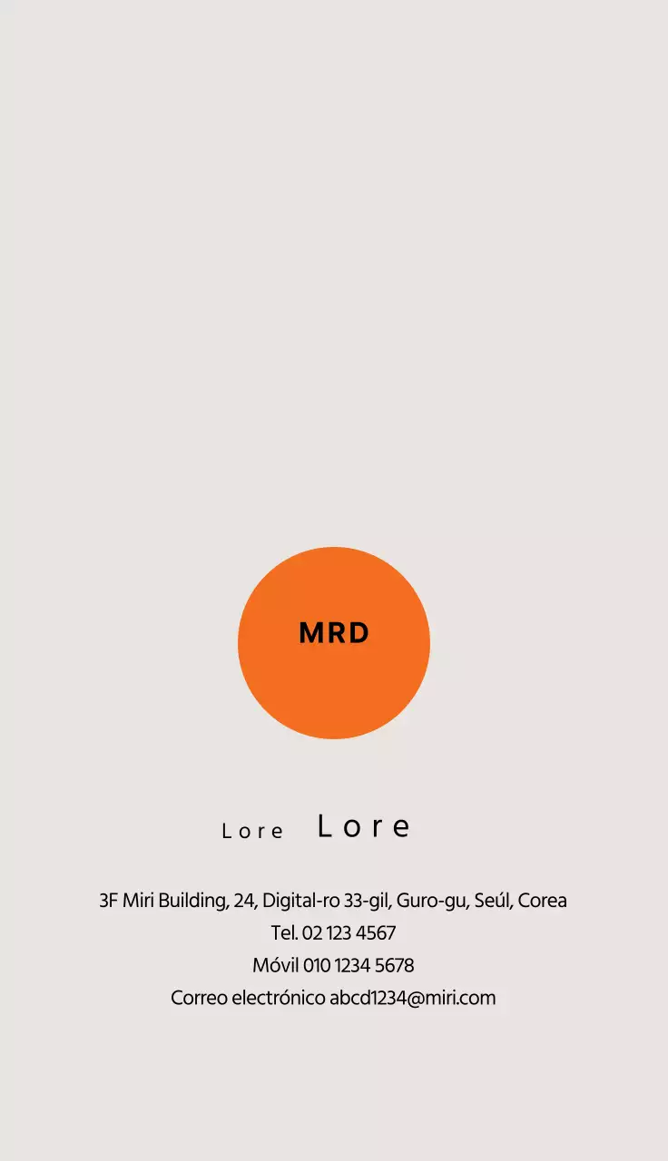 Estudio con círculo naranja