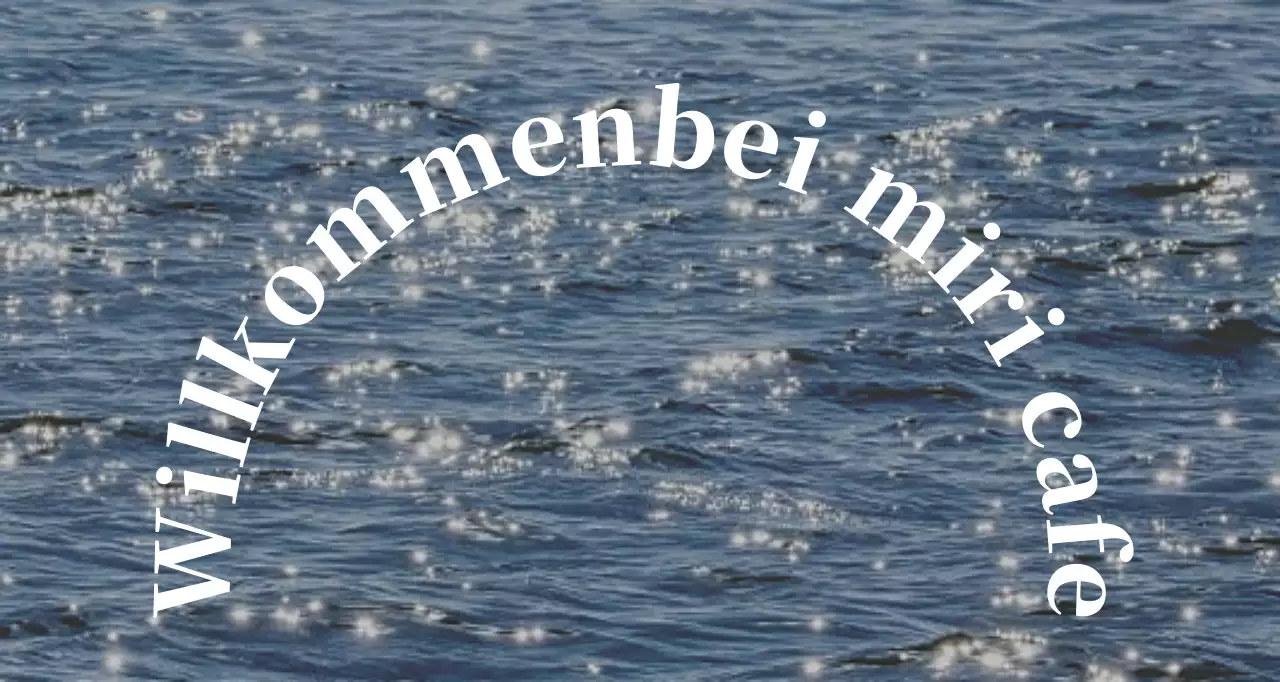 Ein sentimentaler Cafe-Wimpel mit einem Foto von glänzenden Meereswellen.