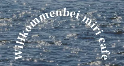 Ein sentimentaler Cafe-Wimpel mit einem Foto von glänzenden Meereswellen.