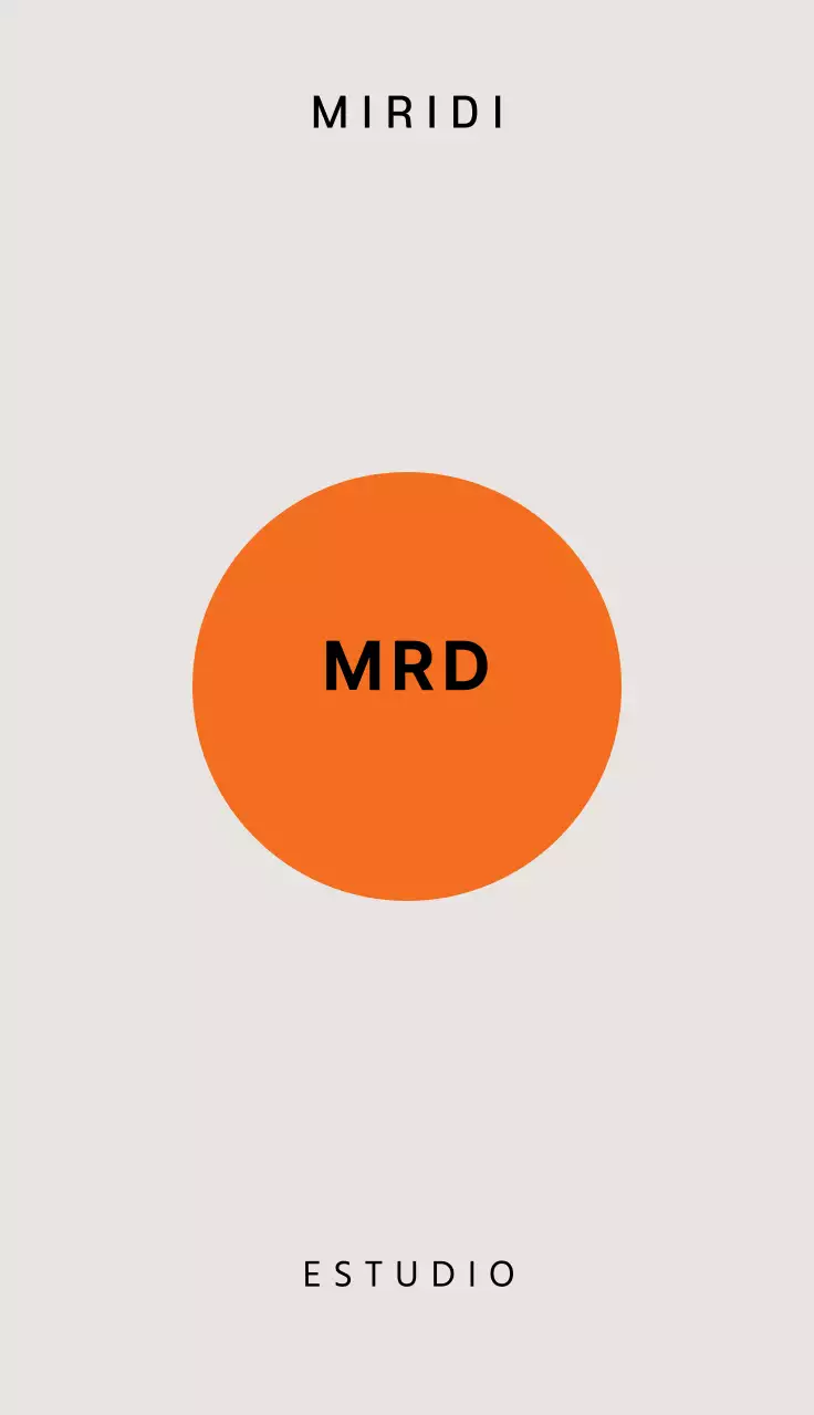 Estudio con círculo naranja