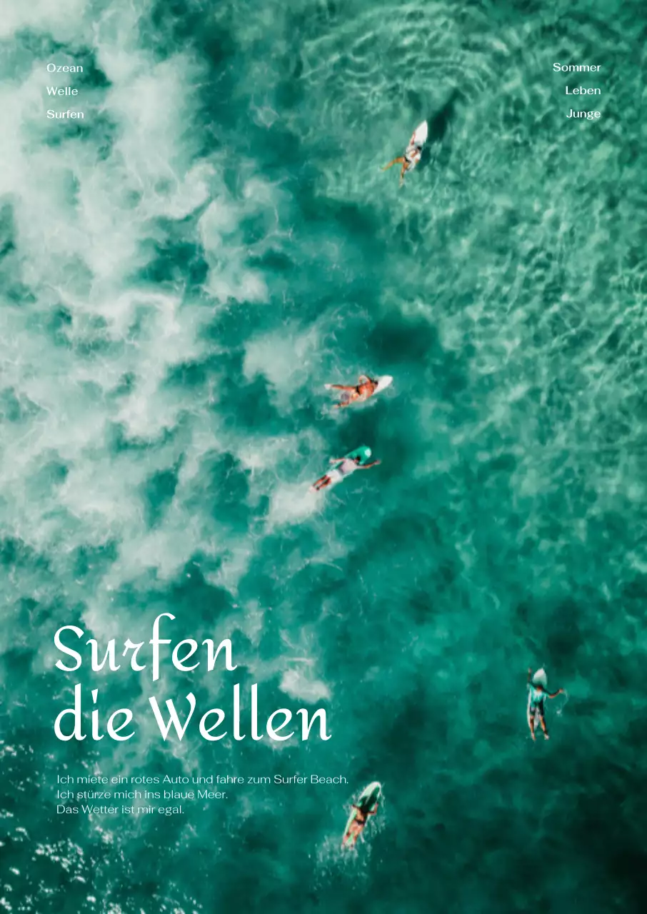 Frisches Sommerinterieur mit Surfern auf dem blauen Meer