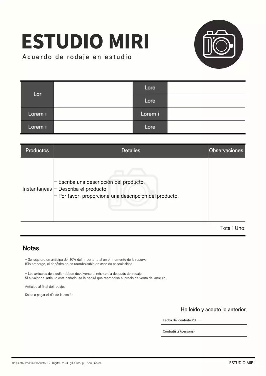 Un documento de contrato de filmación limpio y en blanco y negro