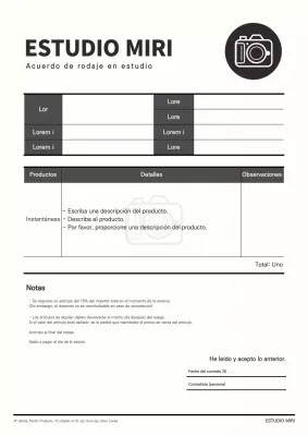 Un documento de contrato de filmación limpio y en blanco y negro