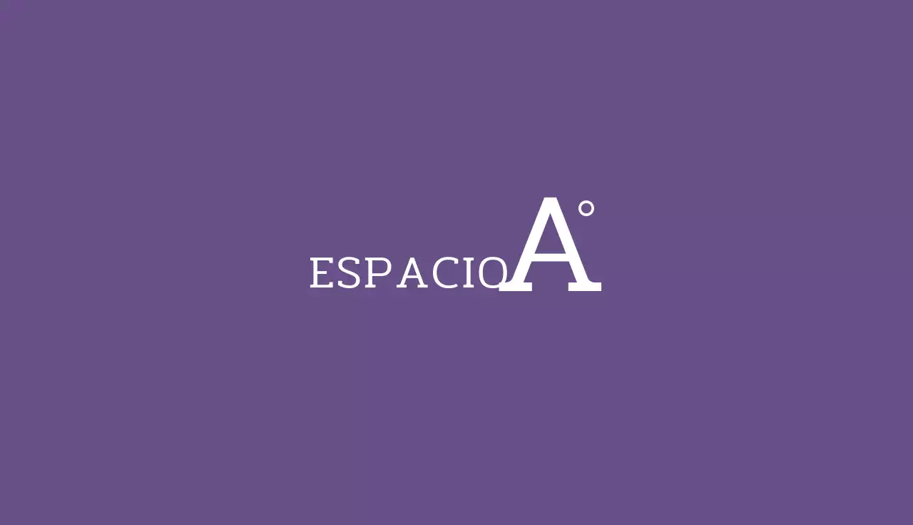 Logotipo inglés tarjeta de visita con la letra A sobre fondo morado