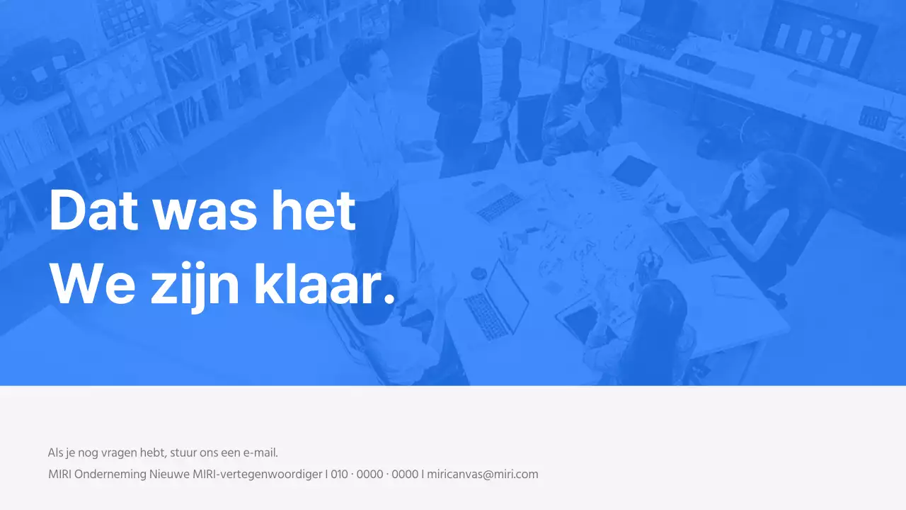 Een moderne bedrijfspresentatie in blauw en wit