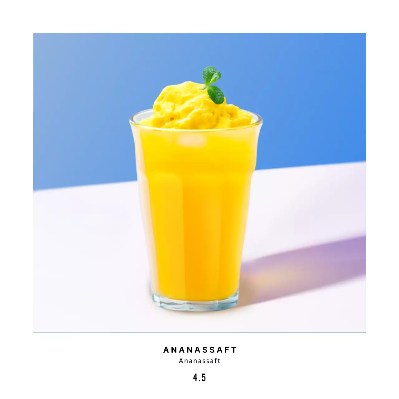 Blauer Ananassaft im minimalistischen Stil