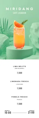 Bebidas veraniegas con un fondo verde tropical