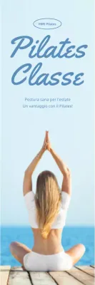 Donna che fa pilates su sfondo spiaggia