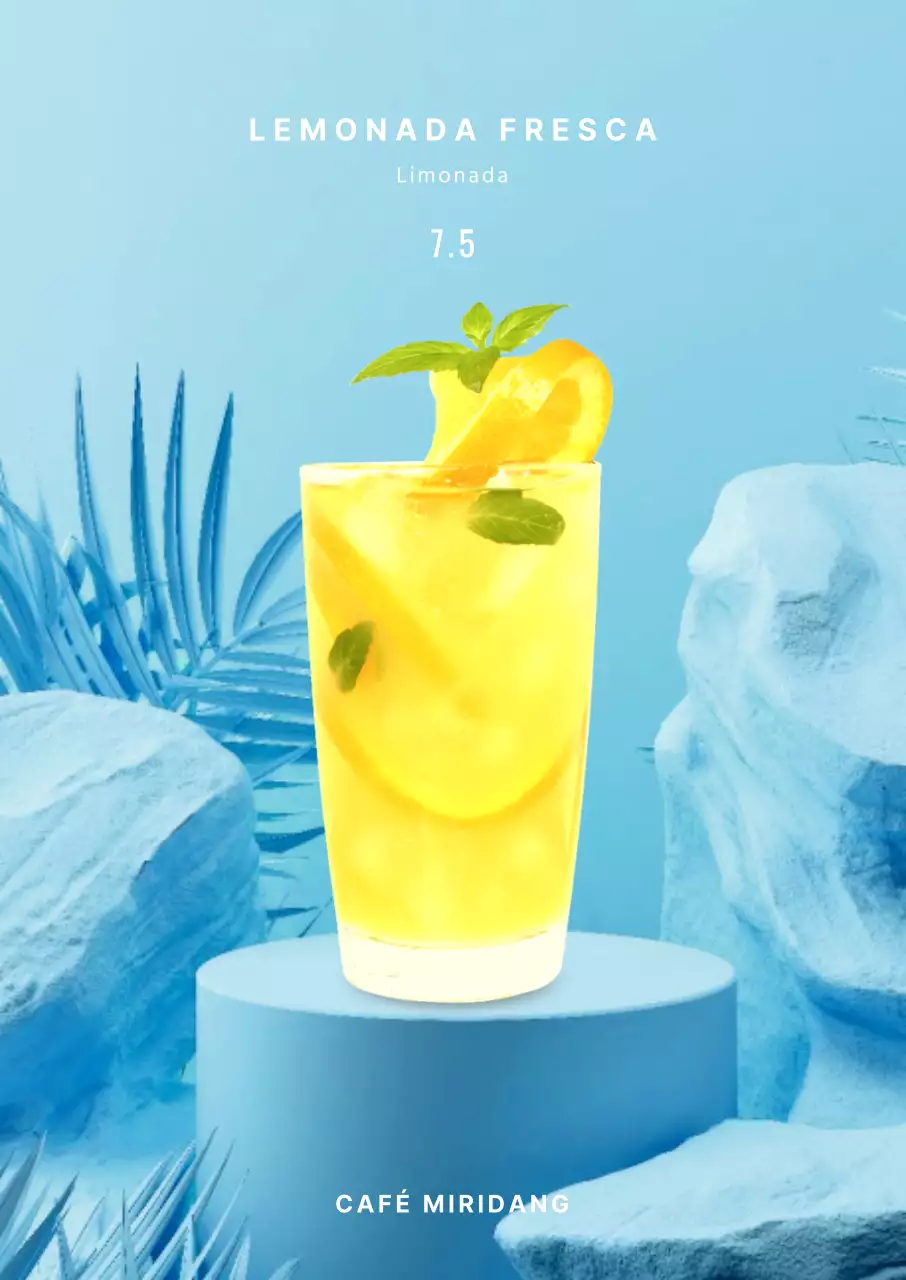Limonada sobre um fundo tropical azul