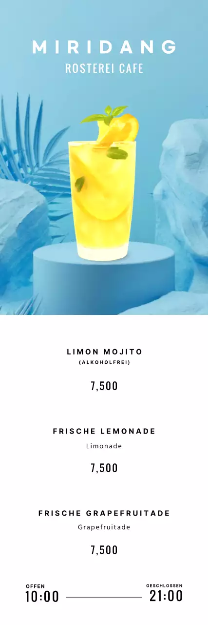 Sommergetränke auf einem blauen tropischen Hintergrund