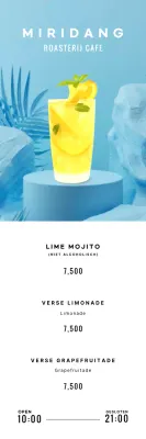 Zomerse drankjes op een blauwe tropische achtergrond