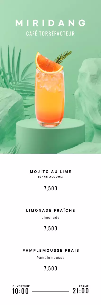 Boissons d'été sur fond vert tropical