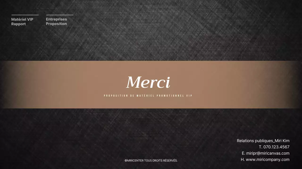 Les touches de couleur or et noir créent une ambiance luxueuse.