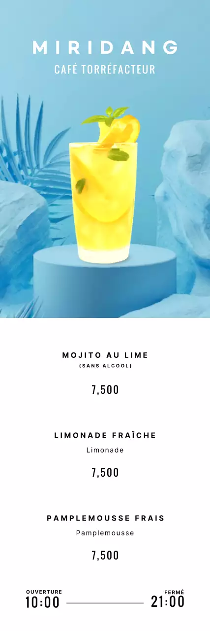 Boissons d'été sur fond bleu tropical