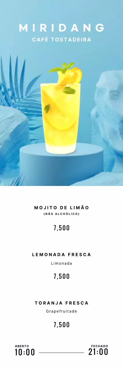 Bebidas de verão num fundo tropical azul